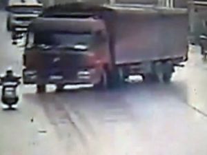 TIR motosikletliyi ezerek öldürdü