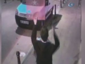 Türk bayrağına çirkin saldırı