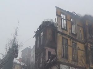 Kar kütlelerine dayanamayan ev böyle çöktü