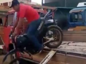 Şov yapayım derken yere kapaklandı