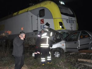 Otomobil trenin altında kaldı: 1 ölü