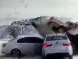 Karlı zeminde zincirleme kaza