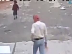 Minik kız bu otomobilin altından sağ çıktı