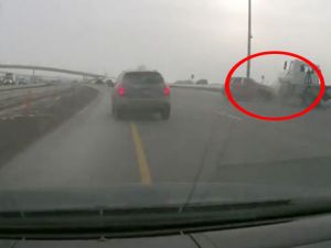 Lastiği patlayan cip otobanı birbirine kattı