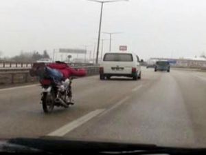 Otoyolda motosikletle şov yapan genç trafiği tehlikeye düşürüyor