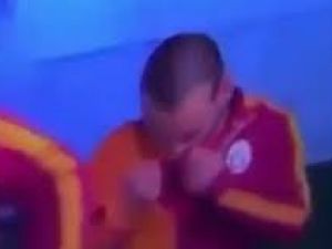 Wesley Sneijder, Formasındaki Türk Bayrağını Öptü