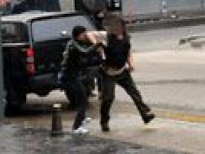 Diyarbakır'da eylemci polisin silahını almaya çalıştı