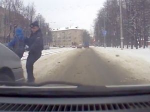 Polis küçük çocuğun hayatını böyle kurtardı