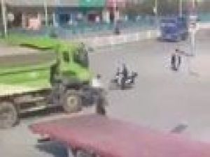 Dikkatsiz kamyoncu bisikletçiyi böyle ezdi