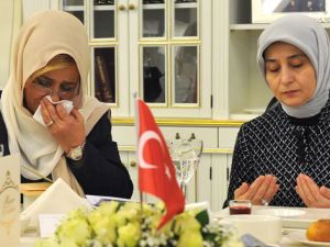 Sare Davutoğlu gözyaşlarına hakim olamadı