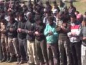 Top düştü cemaat namazı bozmadı