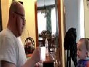 Oğluna şarkı söyleyerek yemeği yedirdi