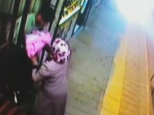 Uzaklaştırma kararı bulunan babaya anneden görülmemiş bebek teslimi