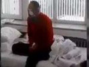 Ameliyattan çıktı, yatakta namaz kıldı