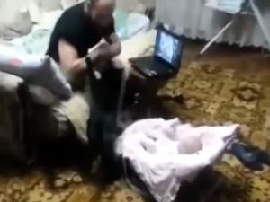 Sahibinin bebeğini dövdüğünü sanan kedi bakın ne yaptı!