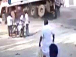 Kamyon yayaların arasına böyle daldı