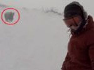 Kendisini kovalayan ayıyı fark etmedi ama...