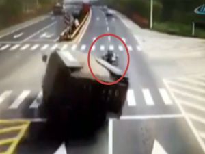 Çakıl yüklü kamyon üzerlerine devrildi!