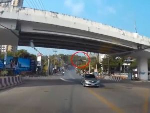 Viyadükten aşağı uçtu!