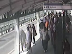 Metrobüs yoluna düşen kadın ezilmekten son anda kurtuldu