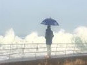 Şemsiye ile okyanus dalgasına karşı koymaya çalışmak