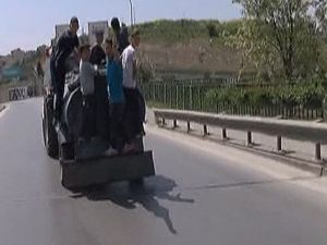 Su tankerine çıkan çocukların tehlikeli yolculuğu