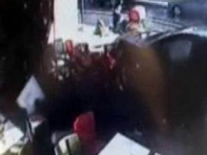 Otomobil restoranın bahçesine böyle daldı