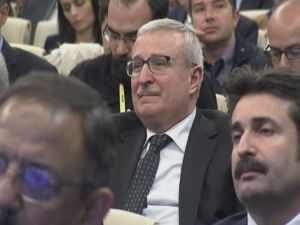 Davutoğlu konuşurken gözyaşlarına boğuldu