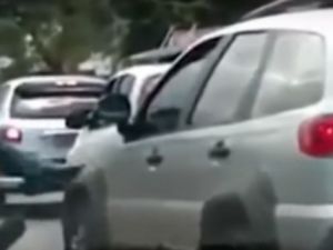 Sen misin kadın sürücünün aracına tekme atan!