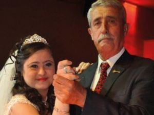 Down Sendromlu Kızı İçin Damatsız Düğün yapan baba