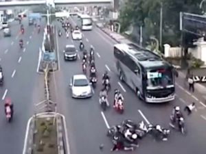 Kaza üstüne kaza: Ortalık karıştı!