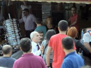 Tesis sahipleriyle turistler arasında sopalı kavga