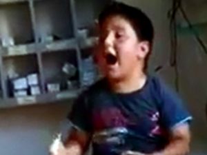 İğneden korkan çocuk sosyal medyada fenomen oldu