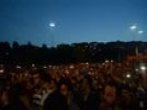 Savcı katili teröristin ailesi Grup Yorum konserinde terörü övdü