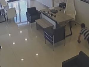 Emekleyen hırsız böyle görüntülendi