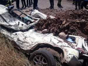 Hafriyat kamyonunun altında ezilen araçtan 5 kişi sağ çıktı