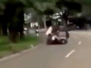 İki kızın motosiklet yolculuğu 10 saniye sürdü