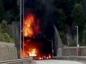 Tiner yüklü TIR tünel girişine çarptı: 5 ölü