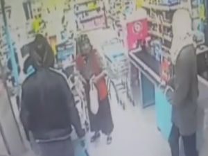 Markete silahlı soygun kamerada