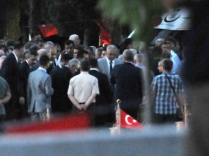 Başbakan Yıldırım'dan maden şehitlerine karanfil