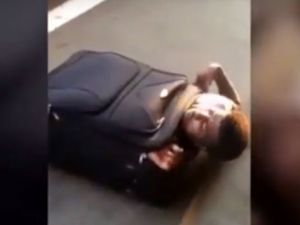 Bavuldan insan çıktı