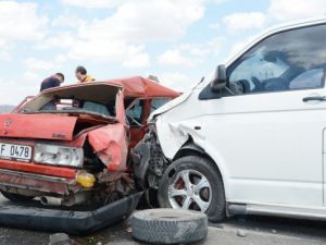 Minibüsle otomobil çarpıştı: 2 ölü, 3 yaralı