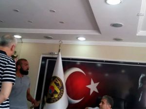 Belediye başkanına makamında baltalı tehdit