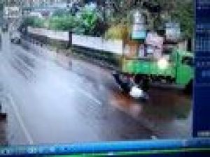 Geri geri gelen kamyon motosikletliye öyle bir çarptı ki