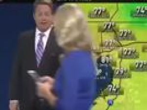 Pokemon ararken canlı yayına dalan kadın