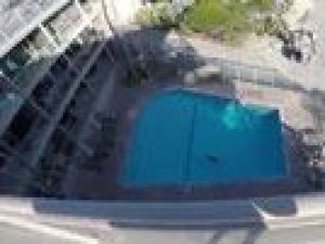 Balkondan havuza böyle atladı