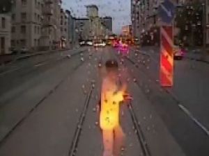 Dikkatsiz kadın tramvayın altında can verdi