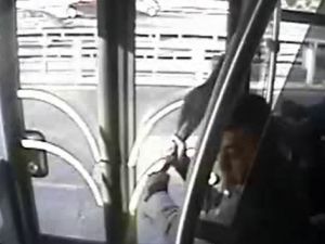 Metrobüsteki şemsiyeli saldırı kamerada