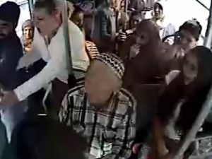 Halk otobüsünde bıçaklama kameralara yansıdı