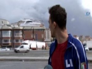 Balkondaki lüks tekne görenleri hayrete düşürüyor